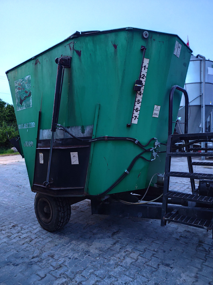 Auto-Agro T-011 - Vagon për përzierjen e foragjereve: foto 1 Auto-Agro T-011 - Vagon për përzierjen e foragjereve: foto 1