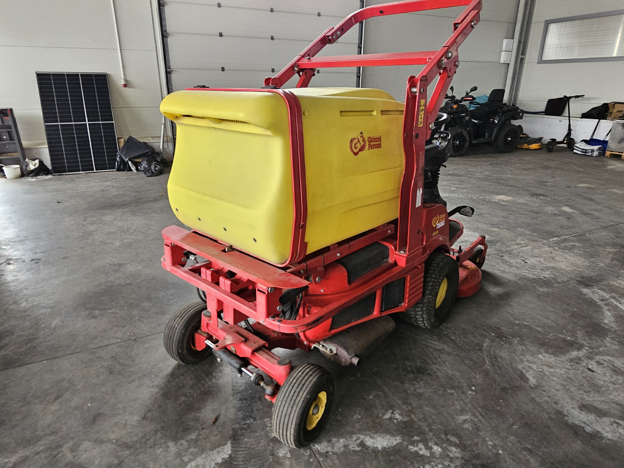 Ferrari SR 230 - Korrëse bari i kopshtit: foto 4 Ferrari SR 230 - Korrëse bari i kopshtit: foto 4