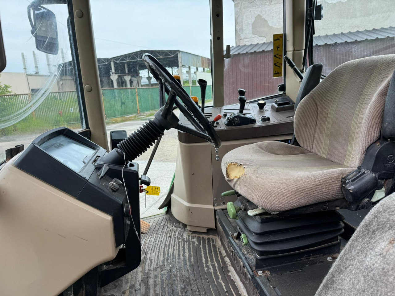 JOHN DEERE 6110 - Traktor: foto 3 JOHN DEERE 6110 - Traktor: foto 3