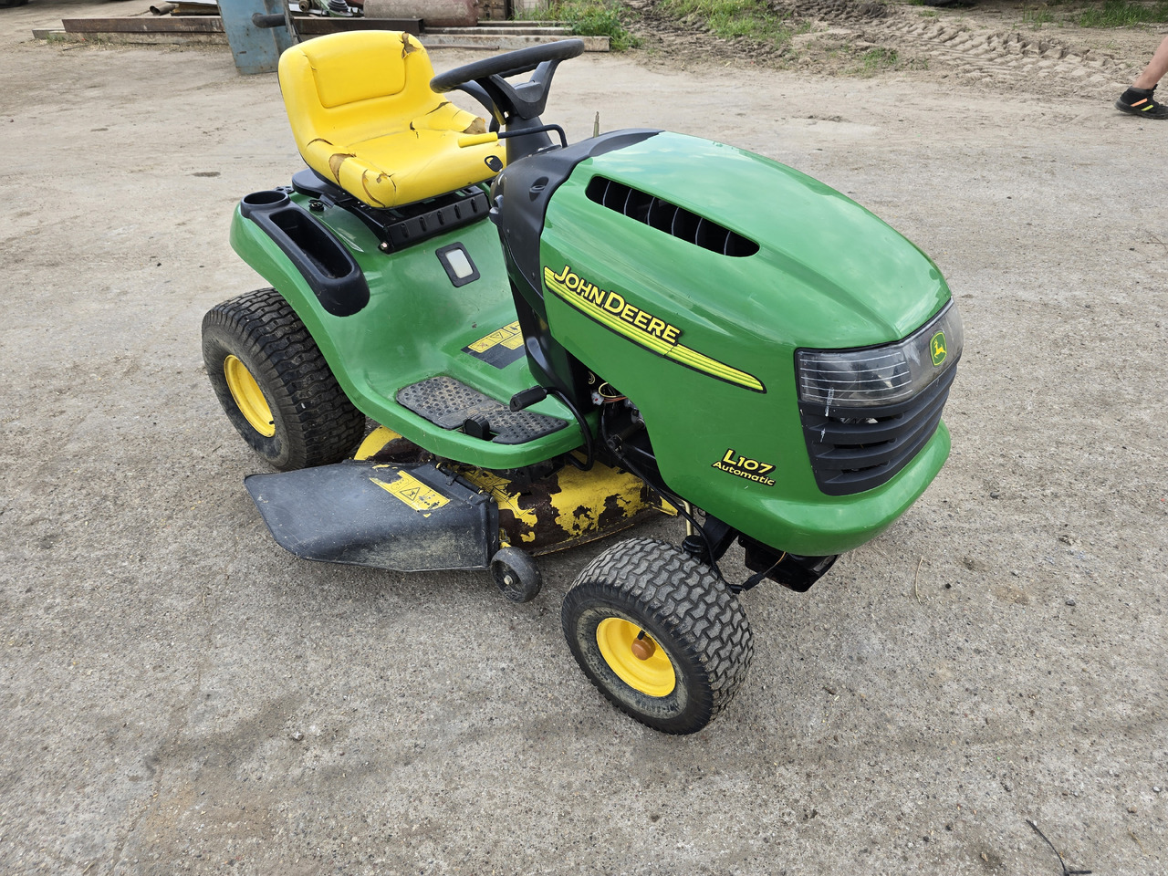 JOHN DEERE L107 Automatic - Korrëse bari i kopshtit: foto 1 JOHN DEERE L107 Automatic - Korrëse bari i kopshtit: foto 1