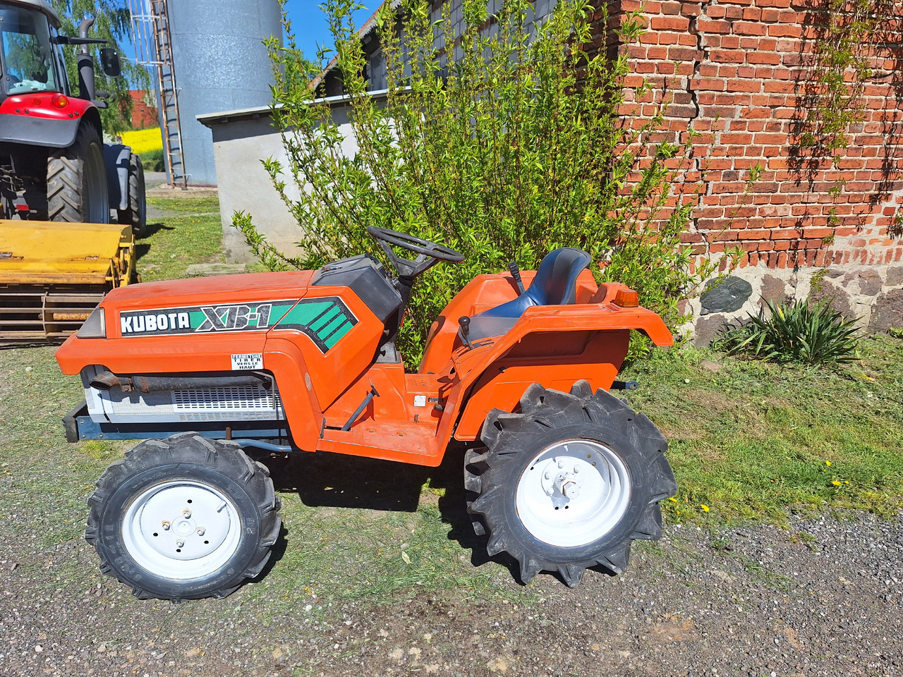Kubota XB-1 - Traktor: foto 2 Kubota XB-1 - Traktor: foto 2
