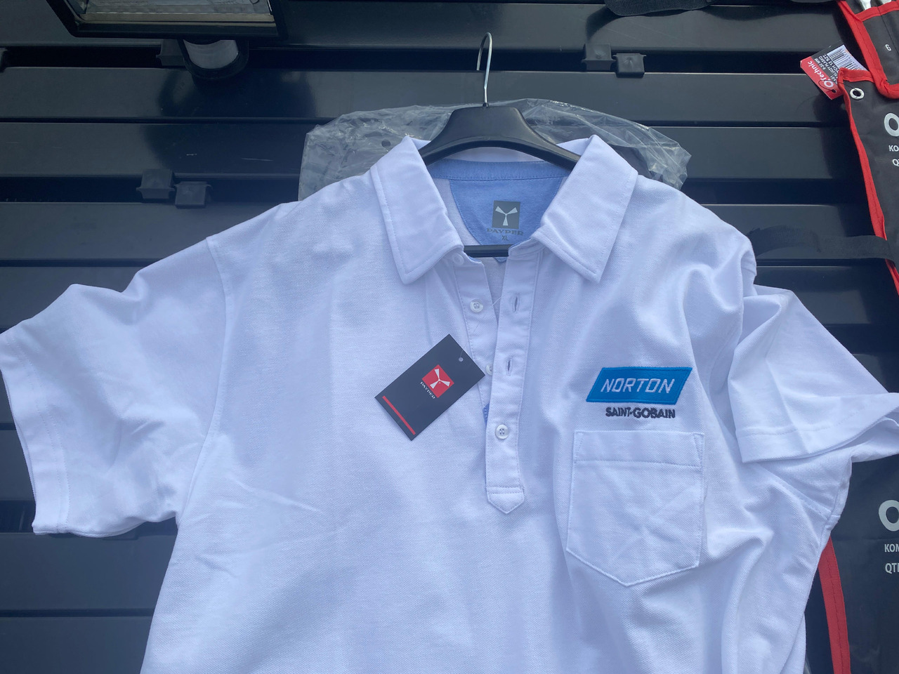 Norton, Dedra ukośnica, zestaw kluczy, lampa z czujnikiem, koszulka Polo - Vegla/ Pajisja: foto 4 Norton, Dedra ukośnica, zestaw kluczy, lampa z czujnikiem, koszulka Polo - Vegla/ Pajisja: foto 4