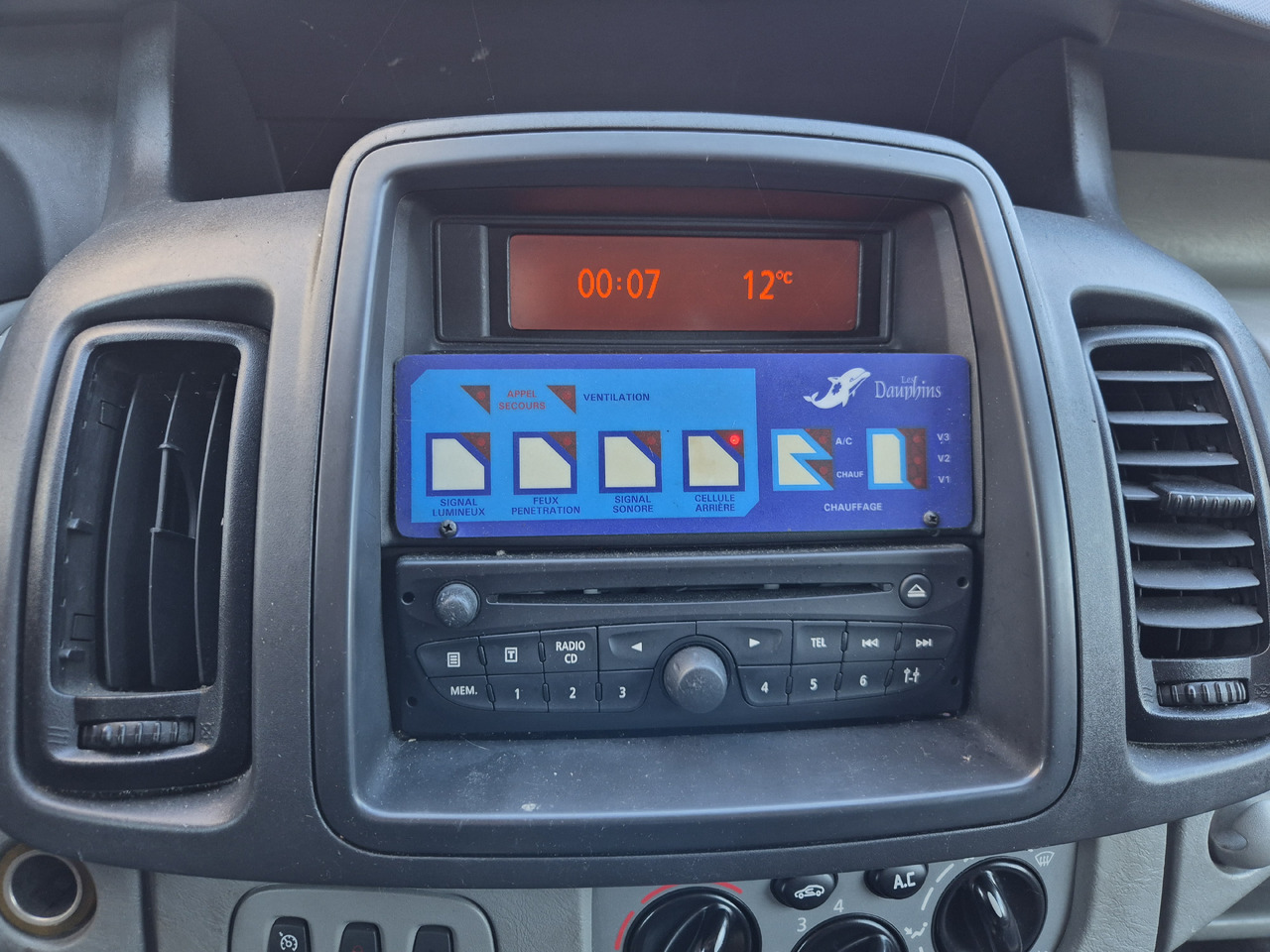 RENAULT Trafic 2.0 dCi 115 KM - Ambulancë: foto 4 RENAULT Trafic 2.0 dCi 115 KM - Ambulancë: foto 4