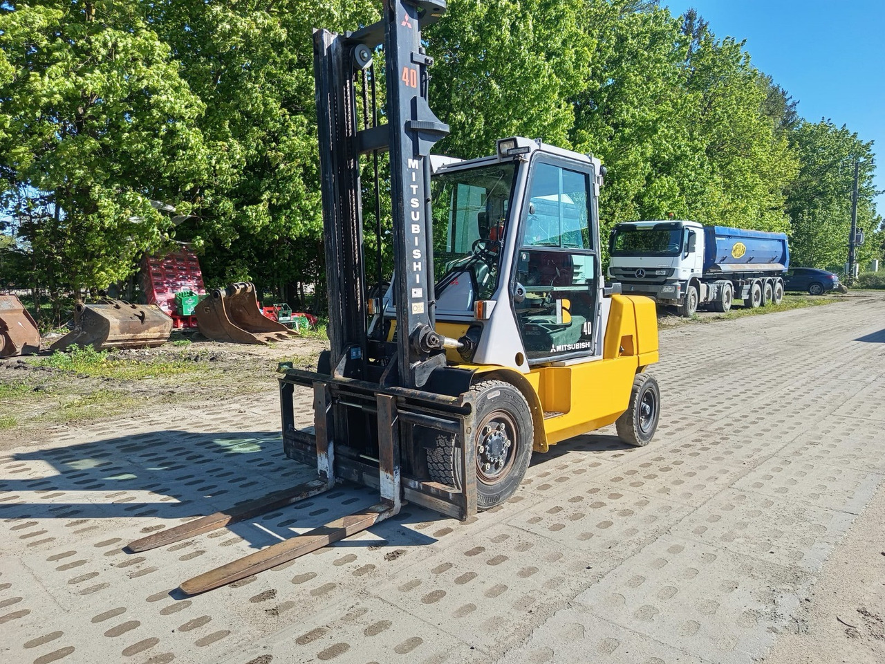 Mitsubishi FD40K - Pirun më naftë: foto 2 Mitsubishi FD40K - Pirun më naftë: foto 2