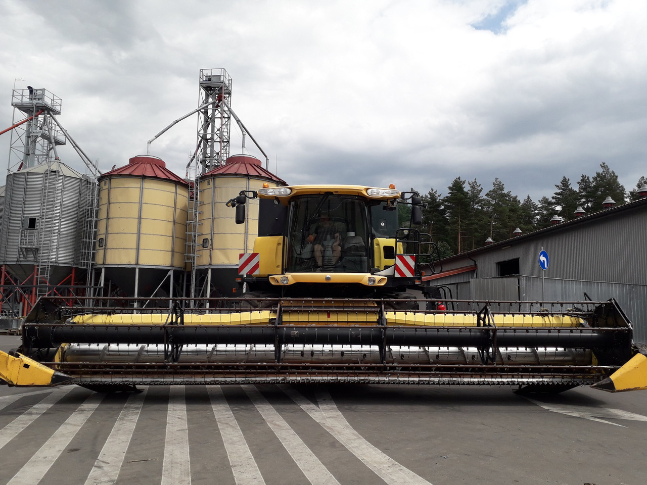 New-holland CR9080 - Autokombajnë: foto 3 New-holland CR9080 - Autokombajnë: foto 3