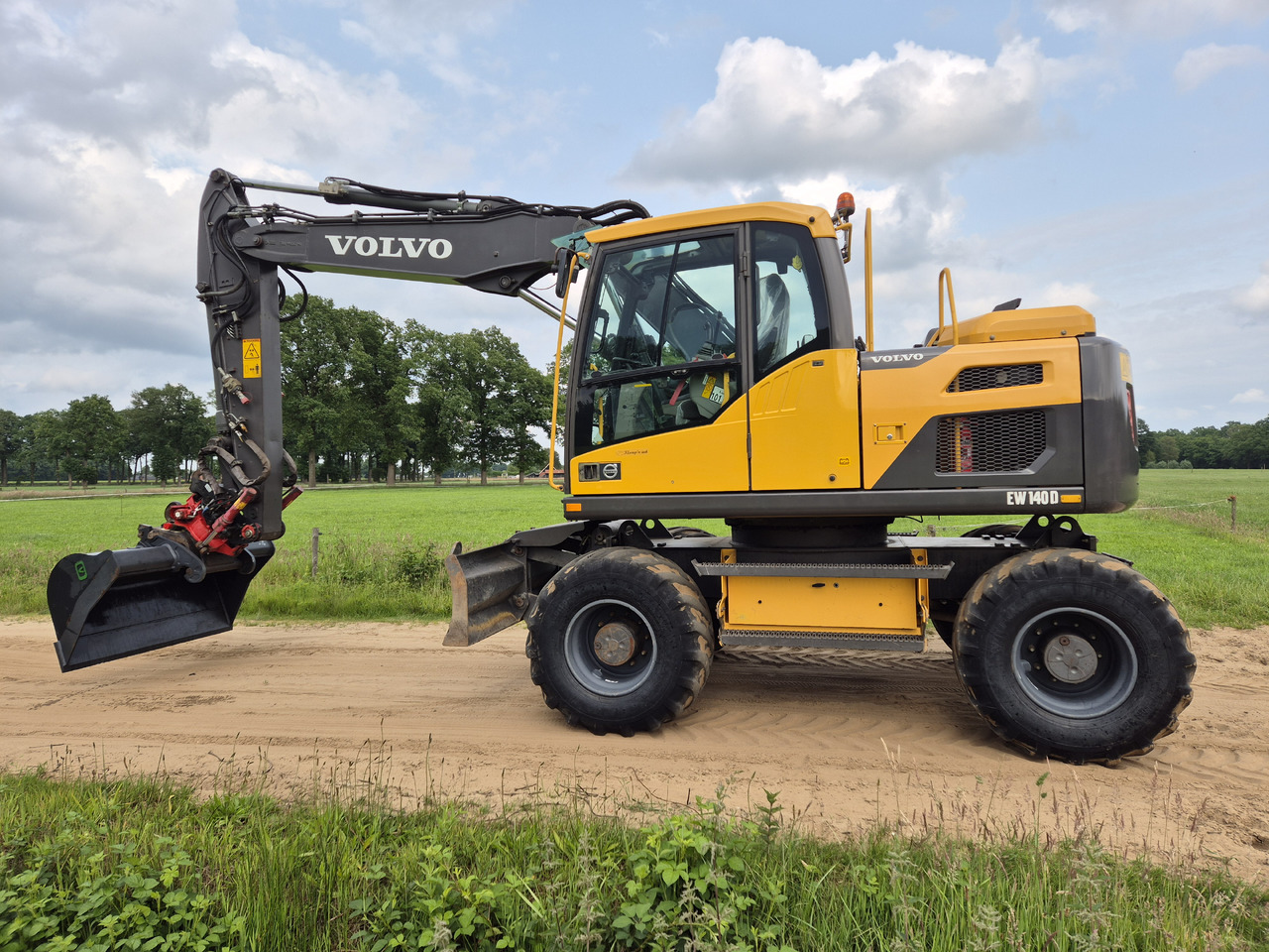 VOLVO EW 140 D - Ekskavator me goma: foto 1 VOLVO EW 140 D - Ekskavator me goma: foto 1