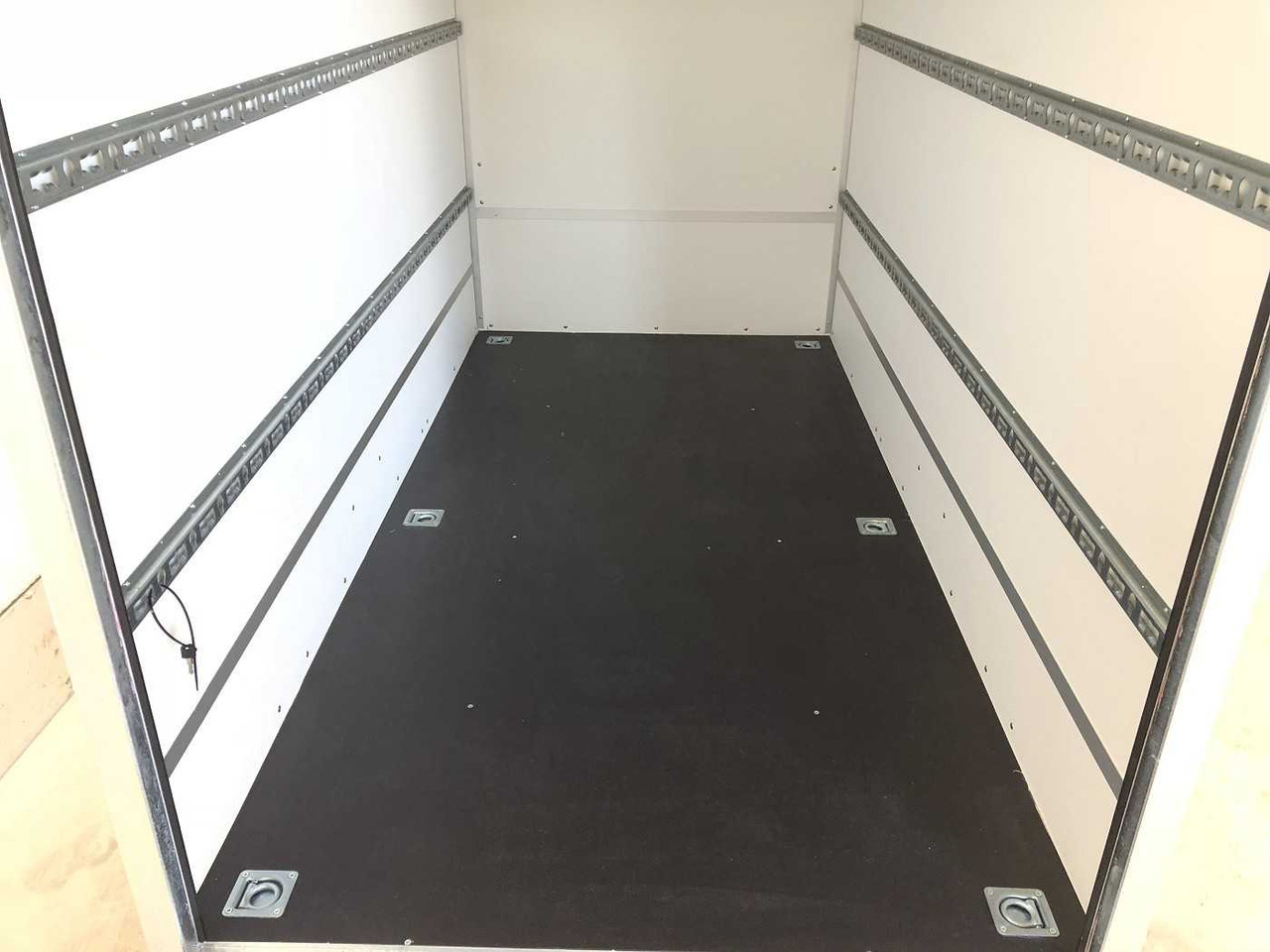 BLYSS F1330HD Rampe Kofferanhänger - Rimorkio me vagonetë të mbyllur: foto 4 BLYSS F1330HD Rampe Kofferanhänger - Rimorkio me vagonetë të mbyllur: foto 4