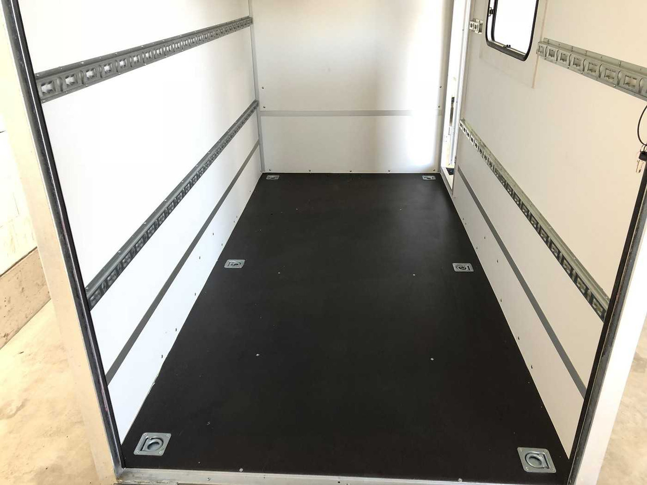 Rimorkio me vagonetë të mbyllur i ri BLYSS F1336HD Rampe Tür Fenster Kofferanhänger: foto 7