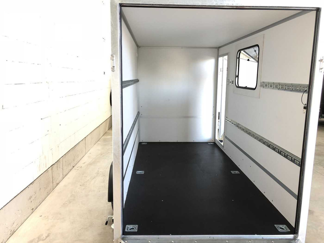 Rimorkio me vagonetë të mbyllur i ri BLYSS F1336HD Rampe Tür Fenster Kofferanhänger: foto 6