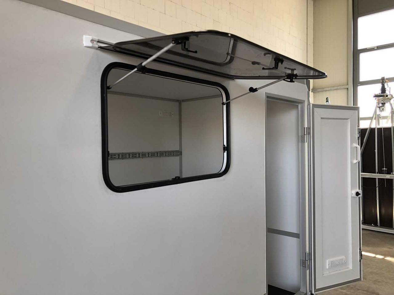 Rimorkio me vagonetë të mbyllur i ri BLYSS F1336HD Rampe Tür Fenster Kofferanhänger: foto 14