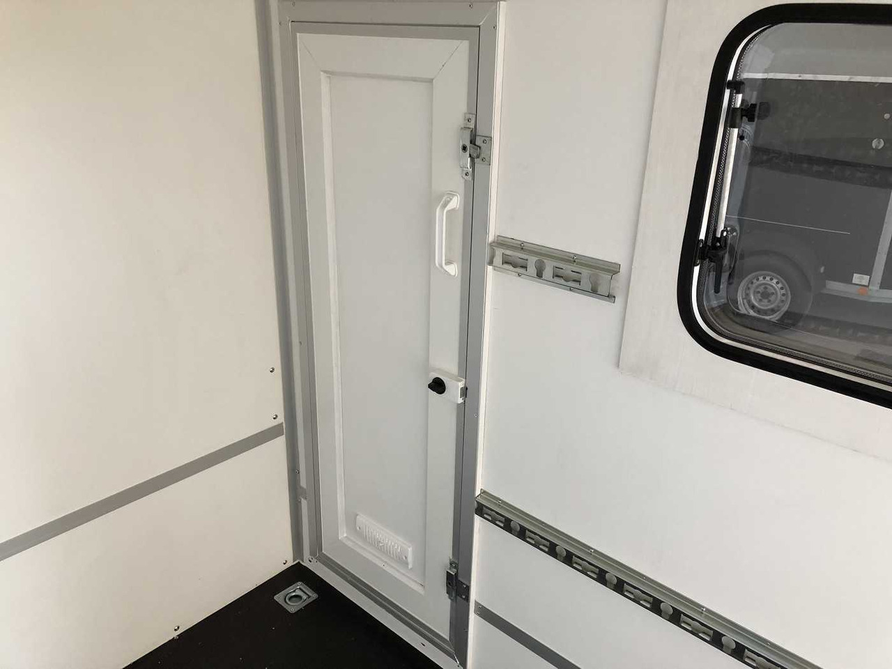 Rimorkio me vagonetë të mbyllur i ri BLYSS F1336HD Rampe Tür Fenster Kofferanhänger: foto 26
