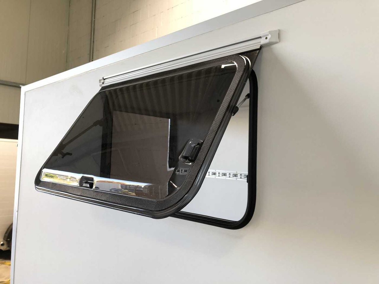 Rimorkio me vagonetë të mbyllur i ri BLYSS F1336HD Rampe Tür Fenster Kofferanhänger: foto 13