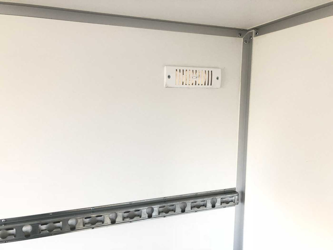 Rimorkio me vagonetë të mbyllur i ri BLYSS F1336HD Rampe Tür Fenster Kofferanhänger: foto 10