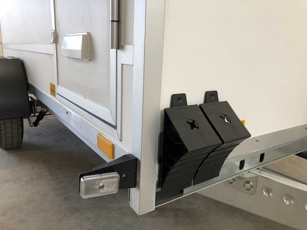 Rimorkio me vagonetë të mbyllur i ri BLYSS F1336HD Rampe Tür Fenster Kofferanhänger: foto 22