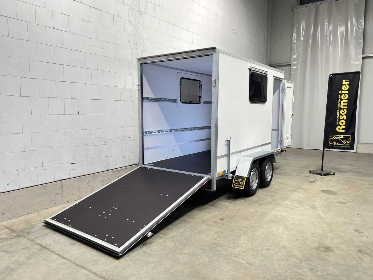 BLYSS F2030HTD Rampe Tür 2 Fenster Kofferanhänger - Rimorkio për motoçikleta: foto 2 BLYSS F2030HTD Rampe Tür 2 Fenster Kofferanhänger - Rimorkio për motoçikleta: foto 2