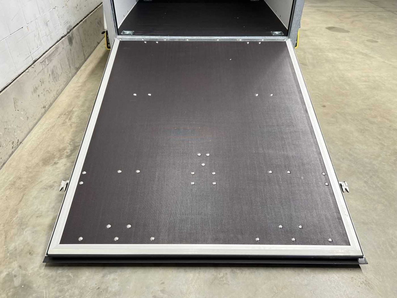 BLYSS F2030HTD Rampe Tür 2 Fenster Kofferanhänger - Rimorkio për motoçikleta: foto 3 BLYSS F2030HTD Rampe Tür 2 Fenster Kofferanhänger - Rimorkio për motoçikleta: foto 3