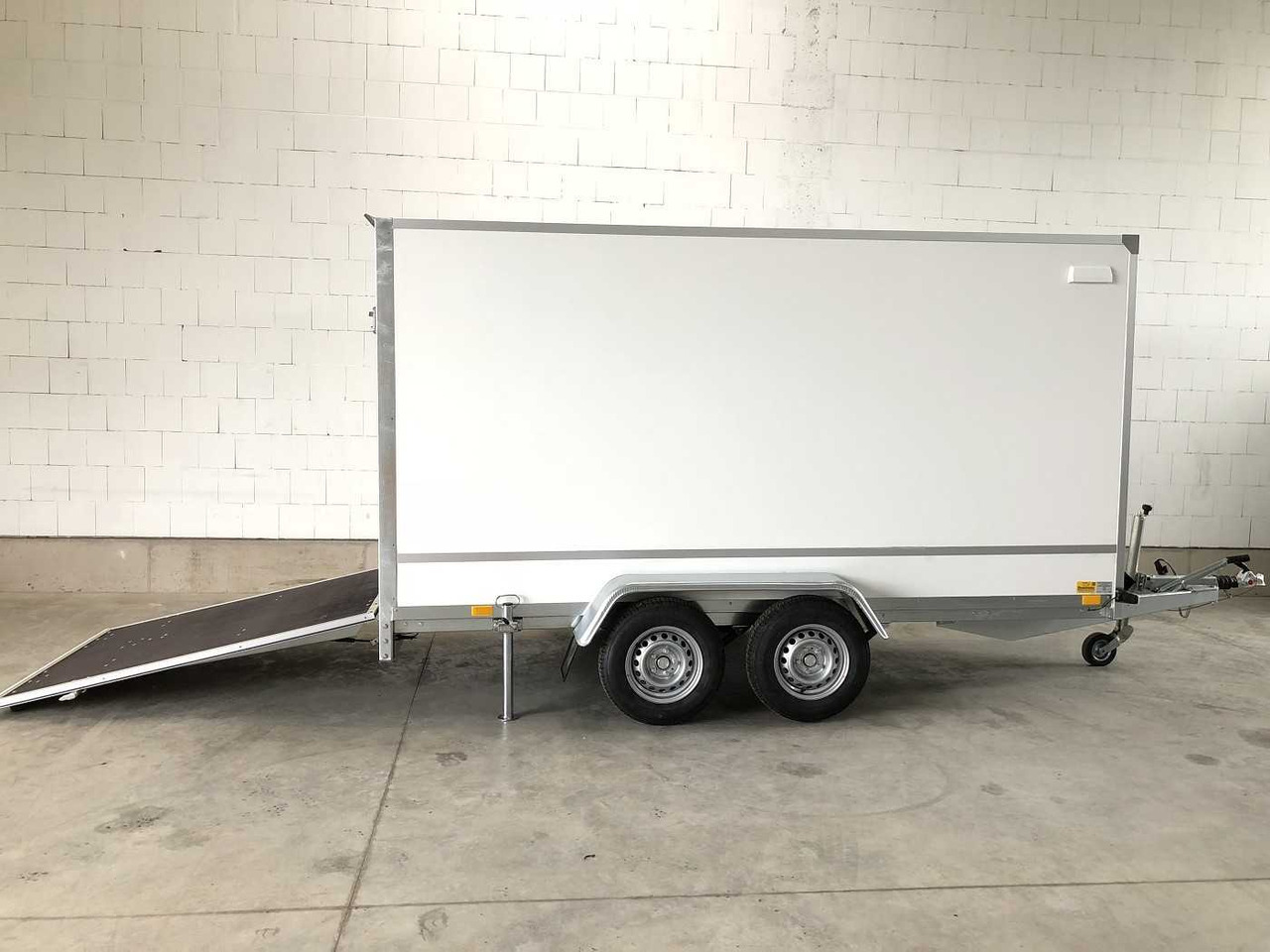 BLYSS F2736HTD Rampe Kofferanhänger - Rimorkio me vagonetë të mbyllur: foto 3 BLYSS F2736HTD Rampe Kofferanhänger - Rimorkio me vagonetë të mbyllur: foto 3