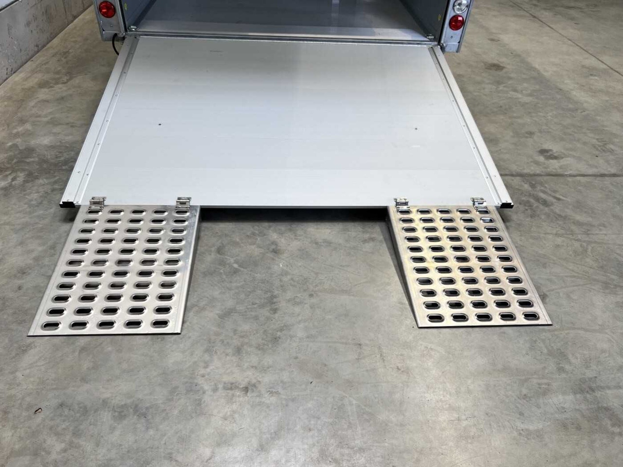 CHEVAL LIBERTE DEBON C1000 Roadster Autotransporter geschlossen - Rimorkio autotransportuese: foto 4 CHEVAL LIBERTE DEBON C1000 Roadster Autotransporter geschlossen - Rimorkio autotransportuese: foto 4