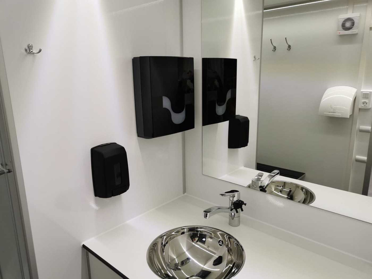 ROSEMEIER EW TA-NO Badanhänger mit WC LUX Toilettenanhänger - Kontejner ndërtimi, Rimorkio: foto 5 ROSEMEIER EW TA-NO Badanhänger mit WC LUX Toilettenanhänger - Kontejner ndërtimi, Rimorkio: foto 5