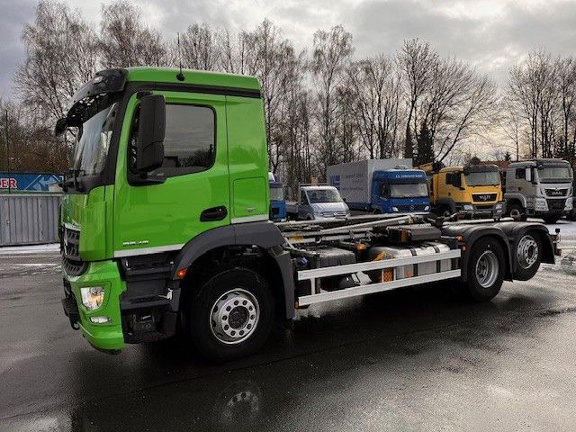 Mercedes-Benz Arocs 2643 Mit Meiller Abrollkipper Top - Kamion vetëngarkues: foto 1 Mercedes-Benz Arocs 2643 Mit Meiller Abrollkipper Top - Kamion vetëngarkues: foto 1