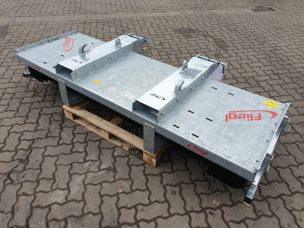 Fliegl Kehrbesen Löwe 2,50m* - Korrëse bari: foto 3 Fliegl Kehrbesen Löwe 2,50m* - Korrëse bari: foto 3