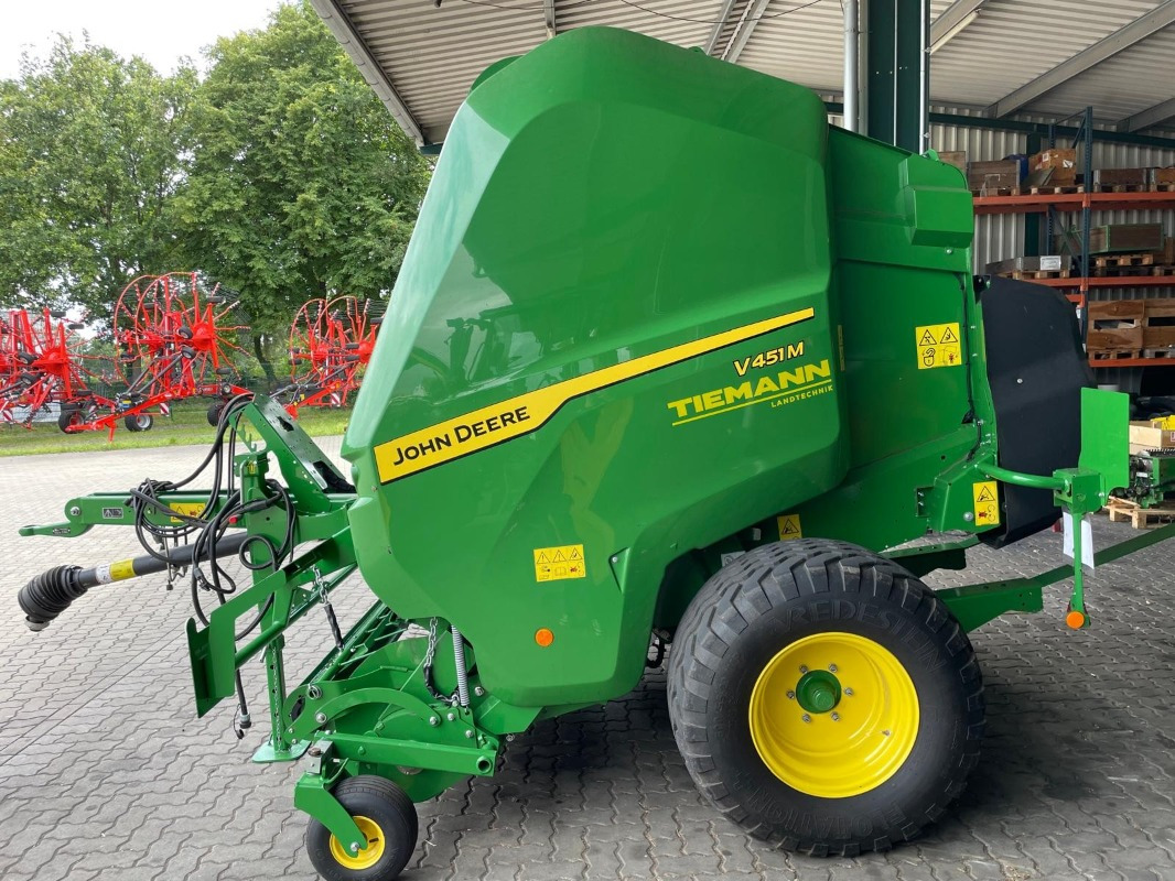 John Deere V451M - Mbështjellëse dengjesh: foto 1 John Deere V451M - Mbështjellëse dengjesh: foto 1