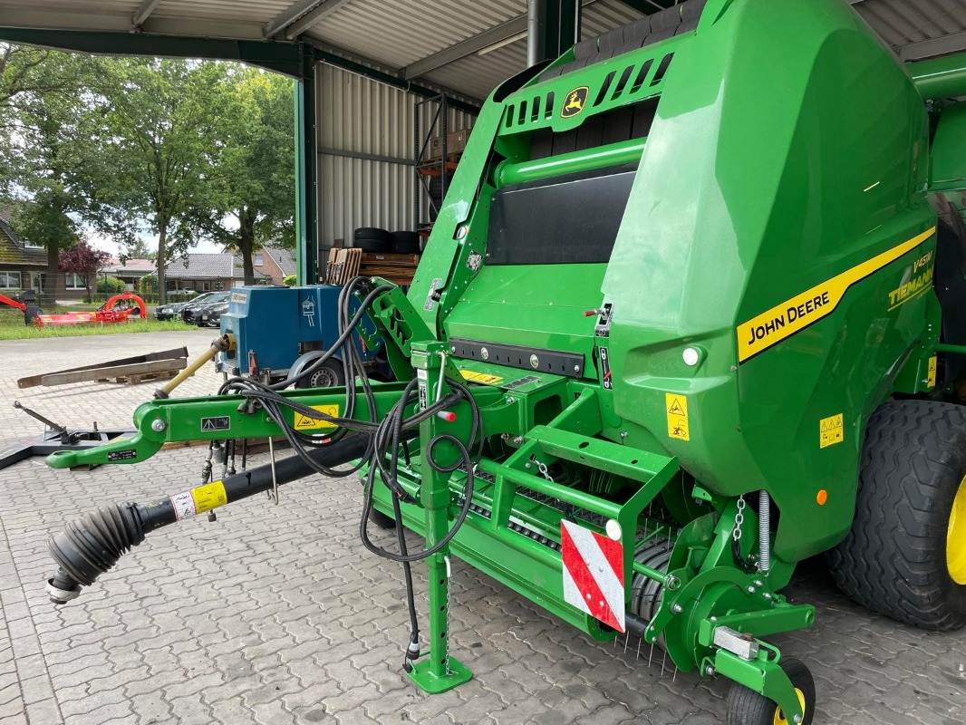 John Deere V451M - Mbështjellëse dengjesh: foto 4 John Deere V451M - Mbështjellëse dengjesh: foto 4