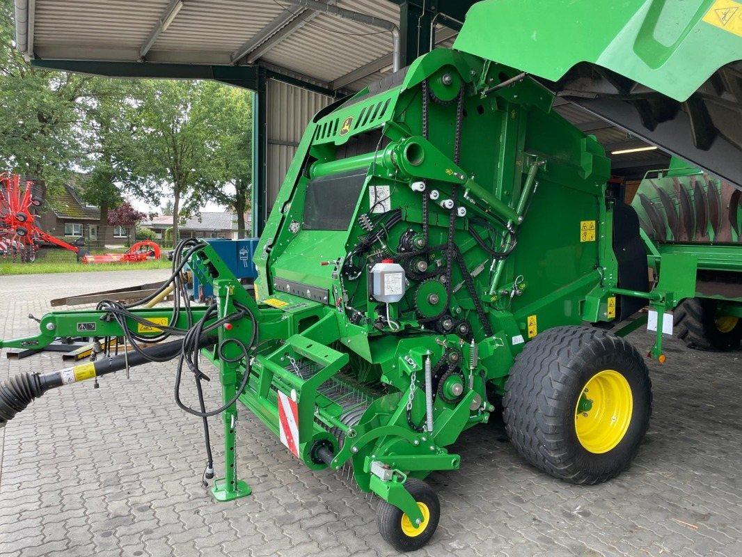 John Deere V451M - Mbështjellëse dengjesh: foto 2 John Deere V451M - Mbështjellëse dengjesh: foto 2