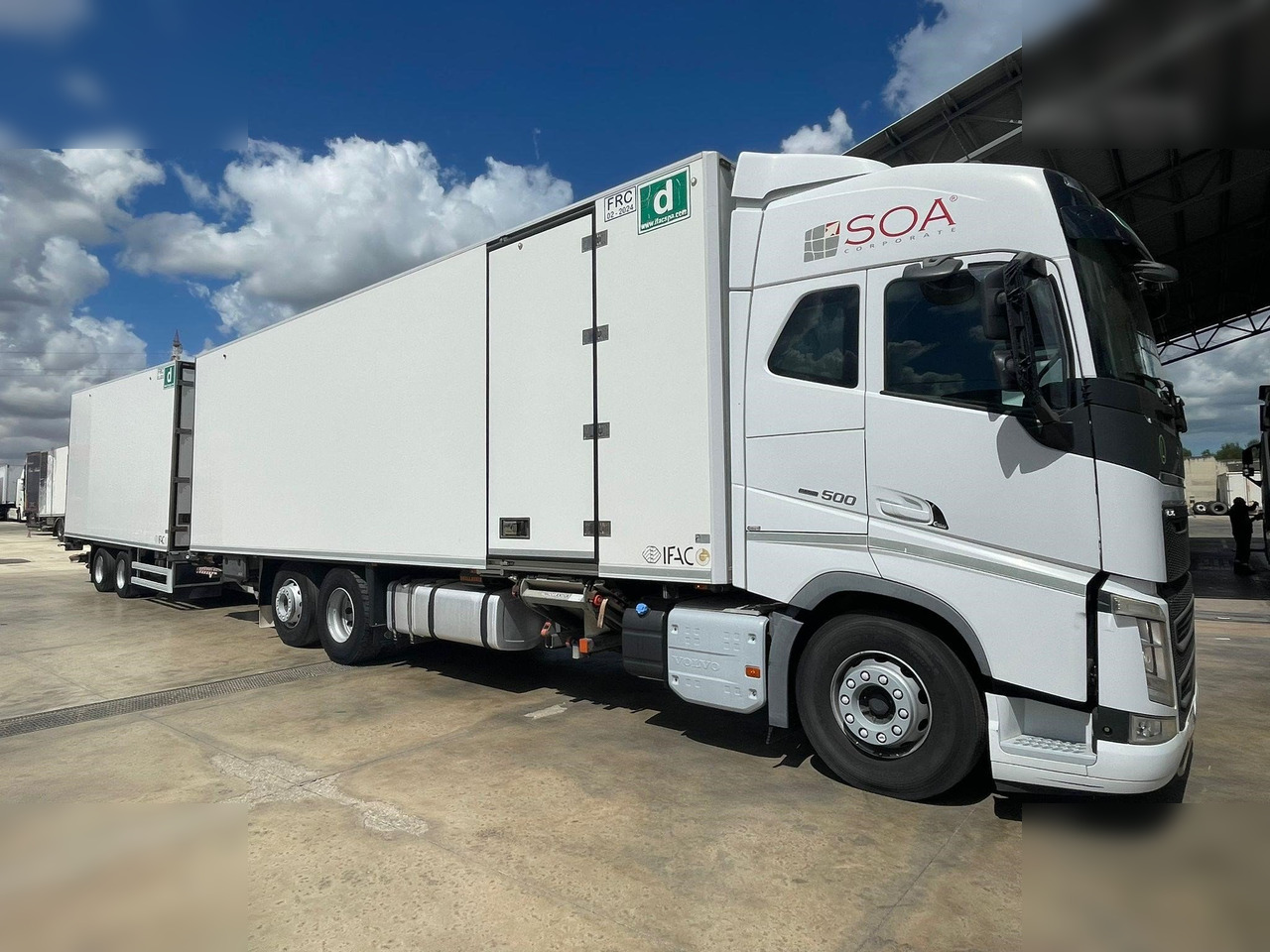 VOLVO FH500 - Kamion frigorifer: foto 1 VOLVO FH500 - Kamion frigorifer: foto 1