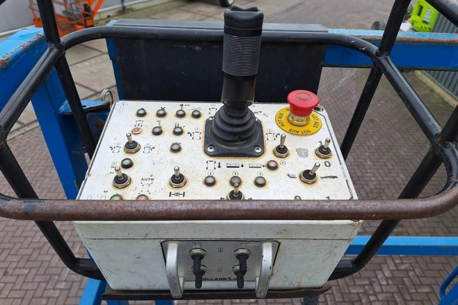 Holland Lift Megastar G320DL30 4WDS/N Diesel, 4x4x4 Drive, 34m - Ngritës gërshërë: foto 4 Holland Lift Megastar G320DL30 4WDS/N Diesel, 4x4x4 Drive, 34m - Ngritës gërshërë: foto 4