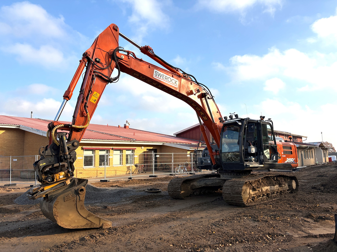 Hitachi ZX 250 LC-6 - Ekskavator: foto 1 Hitachi ZX 250 LC-6 - Ekskavator: foto 1