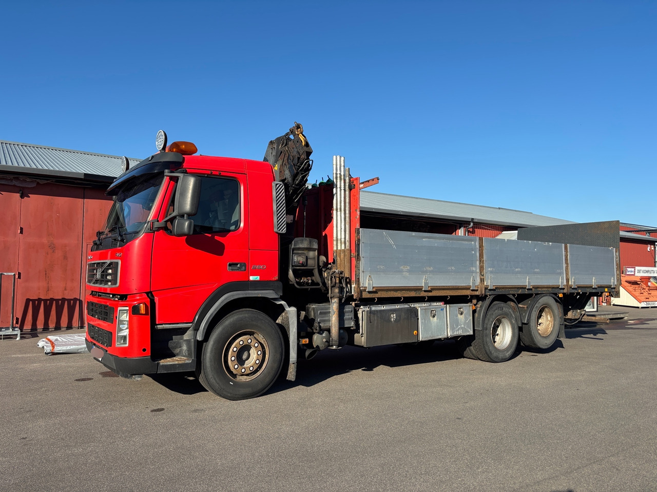 Volvo FM9 260 - Kamion me vinç: foto 1 Volvo FM9 260 - Kamion me vinç: foto 1