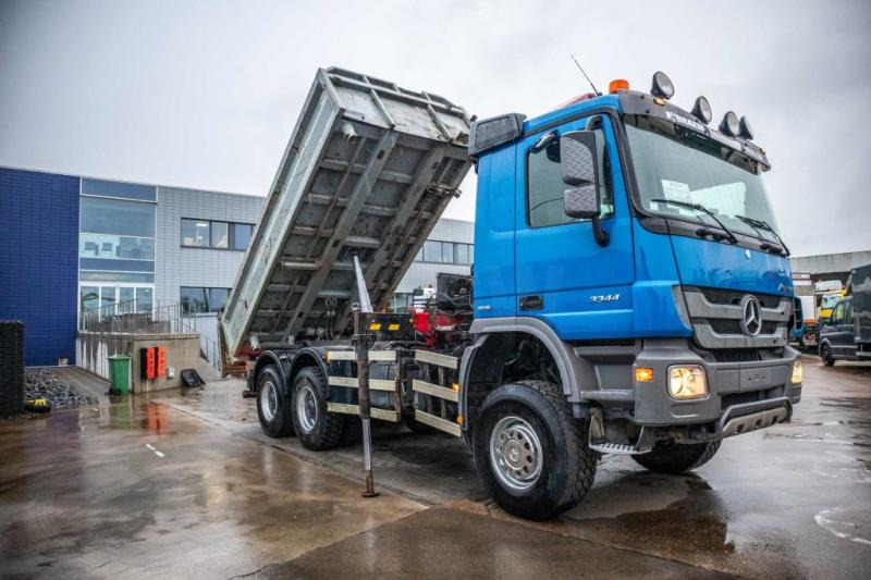 Mercedes ACTROS 3344 AK - HMF 1643 Z2 - Kamion vetëshkarkues, Kamion me vinç: foto 2 Mercedes ACTROS 3344 AK - HMF 1643 Z2 - Kamion vetëshkarkues, Kamion me vinç: foto 2