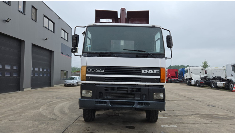 DAF 85 CF 340 (EURO 2 / MANUAL PUMP / STEEL SUSP. / POSSIBLE AS CHASSIS / 8X4) - Kamion vetëshkarkues: foto 2 DAF 85 CF 340 (EURO 2 / MANUAL PUMP / STEEL SUSP. / POSSIBLE AS CHASSIS / 8X4) - Kamion vetëshkarkues: foto 2