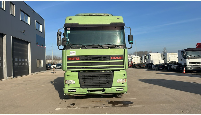 DAF XF 95.430 (EURO 2 / MANUAL PUMP / POMPE MANUELLE / BOITE MANUELLE) - Gjysmë-kamion: foto 4 DAF XF 95.430 (EURO 2 / MANUAL PUMP / POMPE MANUELLE / BOITE MANUELLE) - Gjysmë-kamion: foto 4