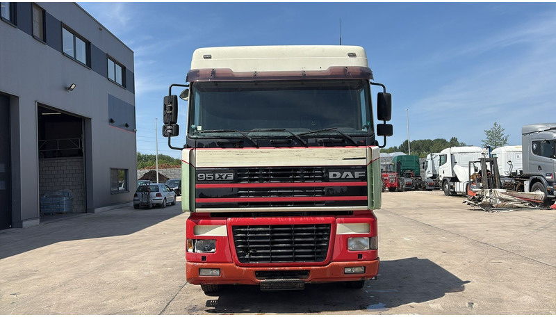 DAF XF 95.430 (EURO 3 / BOITE MANUELLE / MANUAL GEARBOX) - Gjysmë-kamion: foto 2 DAF XF 95.430 (EURO 3 / BOITE MANUELLE / MANUAL GEARBOX) - Gjysmë-kamion: foto 2