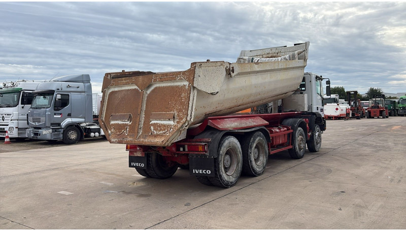 Iveco EUROTRAKKER 320 E 35 (GRAND PONT / LAMES / POMPE MANUELLE / 8X4 / CURSOR 8) - Kamion vetëshkarkues: foto 5 Iveco EUROTRAKKER 320 E 35 (GRAND PONT / LAMES / POMPE MANUELLE / 8X4 / CURSOR 8) - Kamion vetëshkarkues: foto 5
