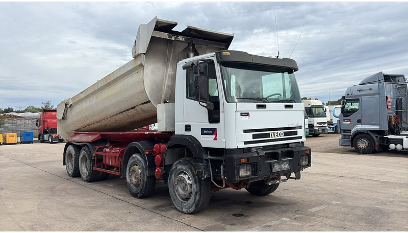 Iveco EUROTRAKKER 320 E 35 (GRAND PONT / LAMES / POMPE MANUELLE / 8X4 / CURSOR 8) - Kamion vetëshkarkues: foto 3 Iveco EUROTRAKKER 320 E 35 (GRAND PONT / LAMES / POMPE MANUELLE / 8X4 / CURSOR 8) - Kamion vetëshkarkues: foto 3