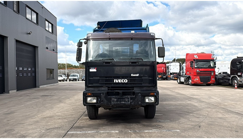 Iveco Eurotrakker 260 E 34 (POMPE MANUELLE / MANUAL PUMP / MANUAL GEARBOX / BOITE MANUELLE / LAMES) - Kamion vetëshkarkues: foto 2 Iveco Eurotrakker 260 E 34 (POMPE MANUELLE / MANUAL PUMP / MANUAL GEARBOX / BOITE MANUELLE / LAMES) - Kamion vetëshkarkues: foto 2