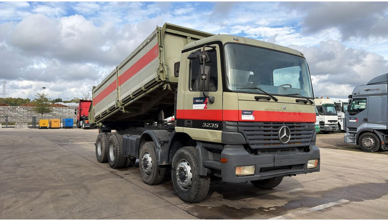 Mercedes-Benz Actros 3235 (EPS / LAMES / GRAND PONT / STEEL SUSP. / 3 PEDALES / MP1) - Kamion vetëshkarkues: foto 3 Mercedes-Benz Actros 3235 (EPS / LAMES / GRAND PONT / STEEL SUSP. / 3 PEDALES / MP1) - Kamion vetëshkarkues: foto 3