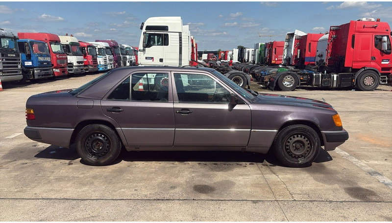 Mercedes-Benz E-Klasse 200 (GERMAN CAR / VOITURE D'ALLEMAGNE / ESSENCE / PETROL / MANUAL) - Sedan: foto 4 Mercedes-Benz E-Klasse 200 (GERMAN CAR / VOITURE D'ALLEMAGNE / ESSENCE / PETROL / MANUAL) - Sedan: foto 4