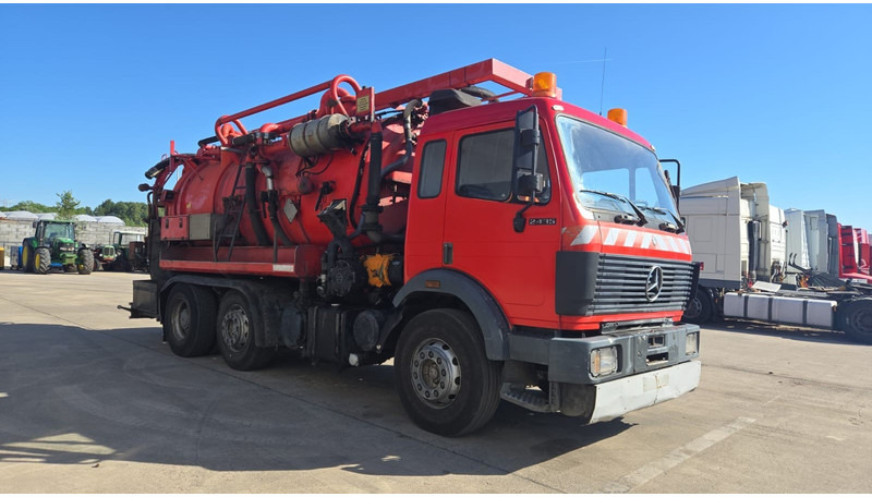 Mercedes-Benz SK 2435 (15.000 L / V8 AVEC 2X TURBO / BOITE MANUELLE / TRES BONNE ETAT / GRAND PONT) - Kamion me vakuum: foto 3 Mercedes-Benz SK 2435 (15.000 L / V8 AVEC 2X TURBO / BOITE MANUELLE / TRES BONNE ETAT / GRAND PONT) - Kamion me vakuum: foto 3
