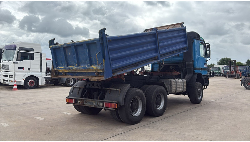 Mercedes-Benz actros 3340 (6X6 / BOITE MANUELLE /MANUAL GEARBOX / 3 PONTS / V6 / MP1) - Kamion vetëshkarkues: foto 5 Mercedes-Benz actros 3340 (6X6 / BOITE MANUELLE /MANUAL GEARBOX / 3 PONTS / V6 / MP1) - Kamion vetëshkarkues: foto 5