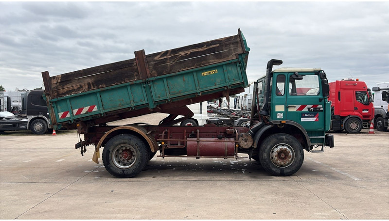 Renault G 300 Manager (LAMES / STEEL SUSP. / GRAND PONT / POMPE MANUELLE) - Kamion vetëshkarkues: foto 4 Renault G 300 Manager (LAMES / STEEL SUSP. / GRAND PONT / POMPE MANUELLE) - Kamion vetëshkarkues: foto 4