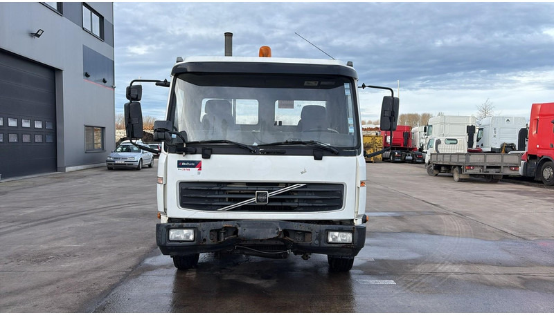 Volvo FL 220 (BELGIAN TRUCK / CAMION BELGE / MANUAL GEARBOX) - Kamion kabinë-shasi: foto 2 Volvo FL 220 (BELGIAN TRUCK / CAMION BELGE / MANUAL GEARBOX) - Kamion kabinë-shasi: foto 2