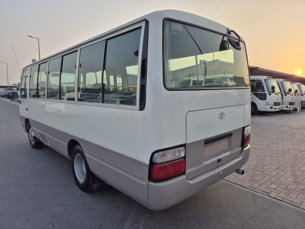 TOYOTA Coaster ... 25 places ...climatisé - Minibus, Furgon pasagjerësh: foto 3 TOYOTA Coaster ... 25 places ...climatisé - Minibus, Furgon pasagjerësh: foto 3