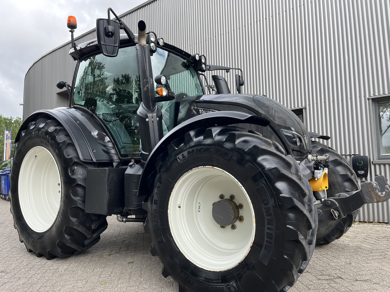 Valtra N174 Active - Traktor: foto 1 Valtra N174 Active - Traktor: foto 1