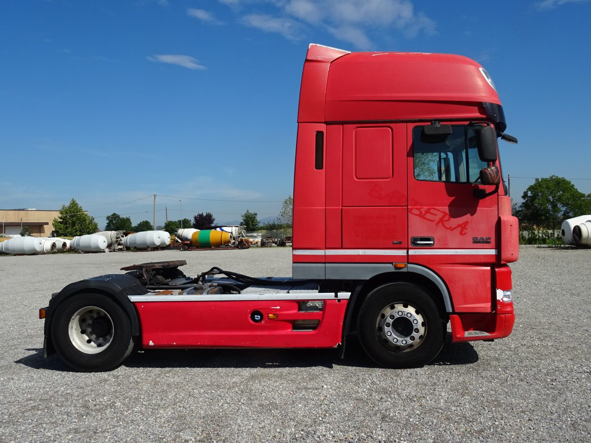 DAF XF 105.480 - Gjysmë-kamion: foto 4 DAF XF 105.480 - Gjysmë-kamion: foto 4