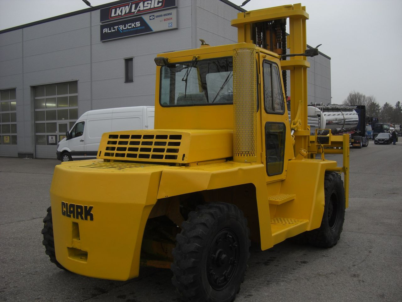 Clark C500YS225PD - Pirun më naftë: foto 2 Clark C500YS225PD - Pirun më naftë: foto 2
