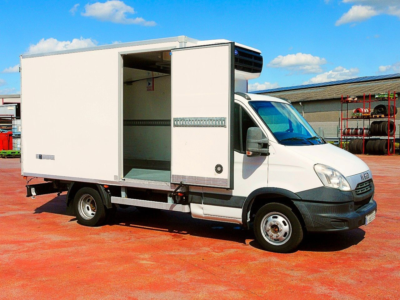 Iveco 35C13 DAILY KUHLKOFFER CARRIER XARIOS 600 MULTI - Furgon frigorifer: foto 3 Iveco 35C13 DAILY KUHLKOFFER CARRIER XARIOS 600 MULTI - Furgon frigorifer: foto 3
